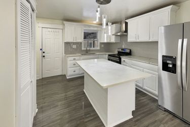 Photo 2 of 17 of 4055 N Grand Ave, Indianapolis, IN