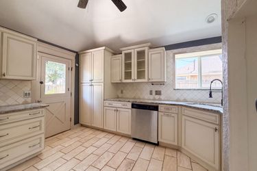 Photo 2 of 22 of 6315 Meadow Glen Dr, Arlington, TX