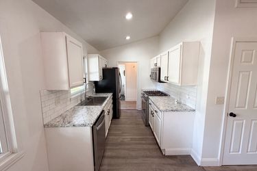 Photo 2 of 15 of 932 Lincoln Dr, Circleville, OH