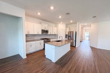 Photo 2 of 16 of 424 Wolf Springs Rd, Georgetown, TX