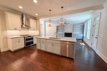 Photo 2 of 36 of 1901 Parrish Dr, Columbia, SC