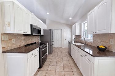 Photo 2 of 17 of 221 Grandview Dr, Statesville, NC
