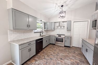 Photo 2 of 27 of 1148 Navaho Dr, Lebanon, OH