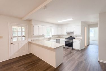 Photo 2 of 39 of 604 Meadowbrook Dr, Spartanburg, SC