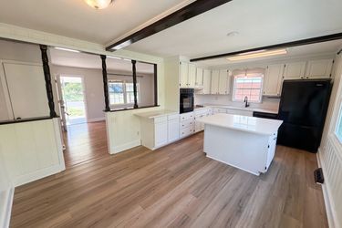 Photo 2 of 24 of 6621 Starcrest Dr, Charlotte, NC