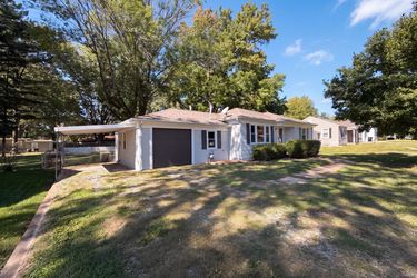 Photo 2 of 18 of 1607 N 17th St, Belleville, IL