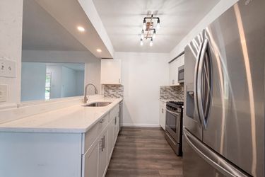 Photo 2 of 20 of 1805 Brookview Dr, Arlington, TX