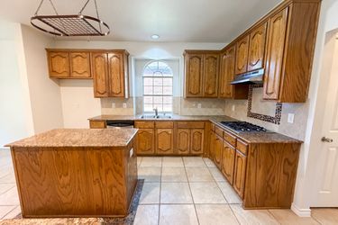 Photo 2 of 28 of 1126 Glencoe Dr, Glenn Heights, TX