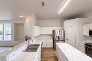 Photo 2 of 20 of 825 Dixon Ln, Denton, TX