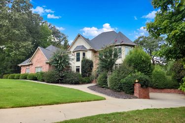 Photo 2 of 45 of 5064 Greystone Way, Hoover, AL