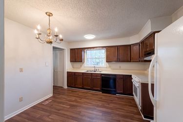 Photo 2 of 16 of 2101 Fordham Dr, Fayetteville, NC