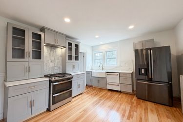 Photo 2 of 18 of 10 Perrot St, Worcester, MA