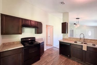 Photo 2 of 20 of 705 5th St, Wildwood, FL