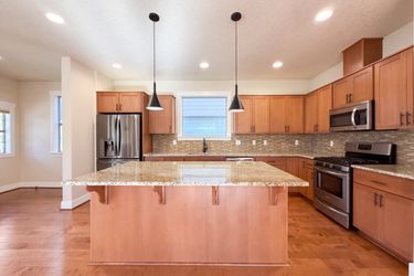 Photo 2 of 25 of 410 NE 76th Ave, Hillsboro, OR