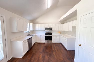 Photo 2 of 21 of 6140 Steve Scarlett Pl, La Vergne, TN