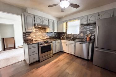 Photo 2 of 25 of 1015 Kingsway Dr, Lorain, OH