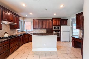 Photo 2 of 32 of 10330 Sandbar Dr, Irving, TX