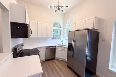 Photo 2 of 18 of 605 Hawthorne Ln, Round Rock, TX