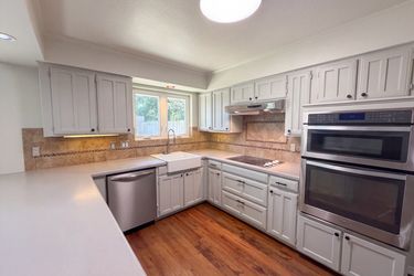 Photo 2 of 27 of 1208 Hillcrest Dr, Euless, TX