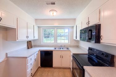 Photo 2 of 19 of 2605 Lamroc Rd, Greensboro, NC