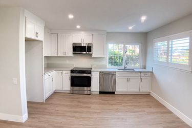 Photo 2 of 21 of 8361 Northport Dr, Huntington Beach, CA