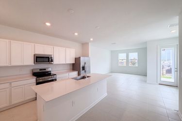 Photo 2 of 17 of 3102 Kurtz Ter, Davenport, FL