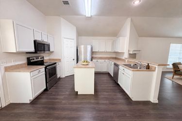 Photo 2 of 21 of 109 Eagle Dr, Luling, TX