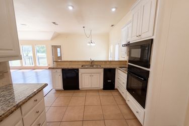 Photo 2 of 22 of 2836 S Lakeview Dr, Cedar Hill, TX