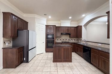 Photo 2 of 21 of 2942 Royal Oaks Crst, Houston, TX