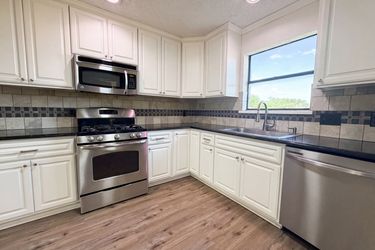 Photo 2 of 16 of 1308 Longhorn Dr, Floresville, TX