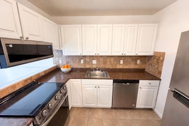 Photo 2 of 20 of 1625 Merry Oaks Rd, Charlotte, NC