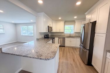 Photo 2 of 25 of 4406 Lane Ave S, Jacksonville, FL