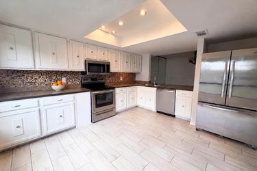 Photo 2 of 16 of 4747 Puritan Cir, Tampa, FL