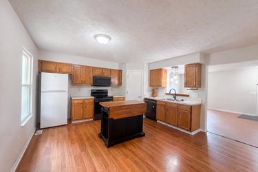 Photo 2 of 32 of 1618 Saddlebrook Dr, Heath, OH
