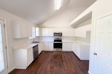 Photo 2 of 21 of 6140 Steve Scarlett Pl, La Vergne, TN
