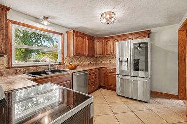 Photo 2 of 28 of 811 Leecrest St NW, Massillon, OH