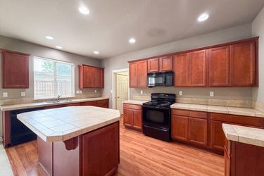 Photo 2 of 23 of 1724 SW Willowview Ter, Beaverton, OR