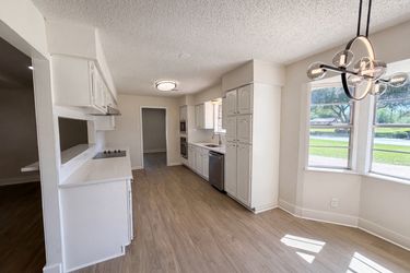 Photo 2 of 18 of 5917 Raza Rd, Pearland, TX