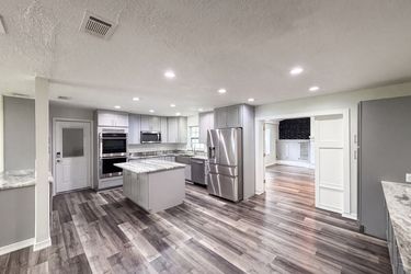 Photo 2 of 18 of 1823 Lori Ln W, Lakeland, FL