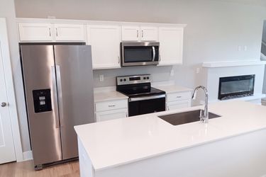 Photo 2 of 24 of 15215 Deerview Dr, Urbandale, IA