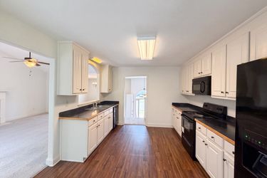 Photo 2 of 28 of 2721 Berkshire Dr, Winder, GA