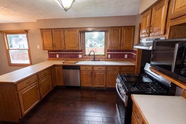 Photo 2 of 27 of 1100 Prescot Ave NW, Massillon, OH