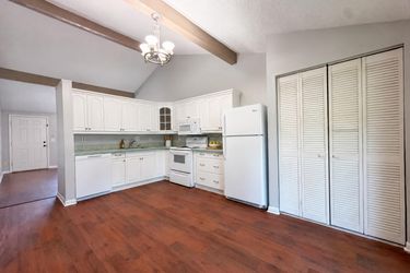 Photo 2 of 17 of 16005 Woodpine Dr, Tampa, FL