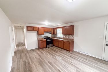Photo 2 of 26 of 1502 W Meadowview Rd, Greensboro, NC