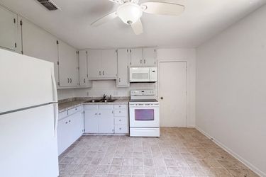 Photo 2 of 16 of 1213 S Ridgeway Dr, Cleburne, TX