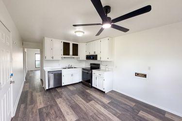 Photo 2 of 24 of 1036 Eastlawn Dr, Whiteland, IN