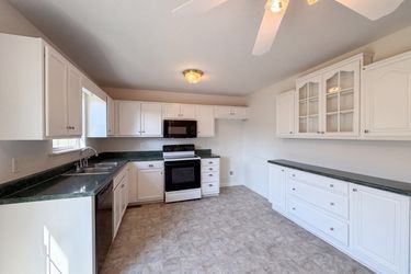 Photo 2 of 16 of 1303 St Hubbins Dr, La Vergne, TN