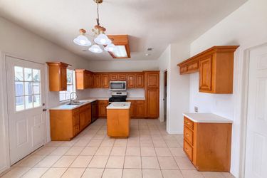 Photo 2 of 17 of 5002 Misty Ln, Pasadena, TX
