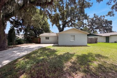 Photo 2 of 16 of 121 Inwood Cir, Brandon, FL