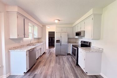 Photo 2 of 18 of 1227 Crystal Dr, Clarksville, TN